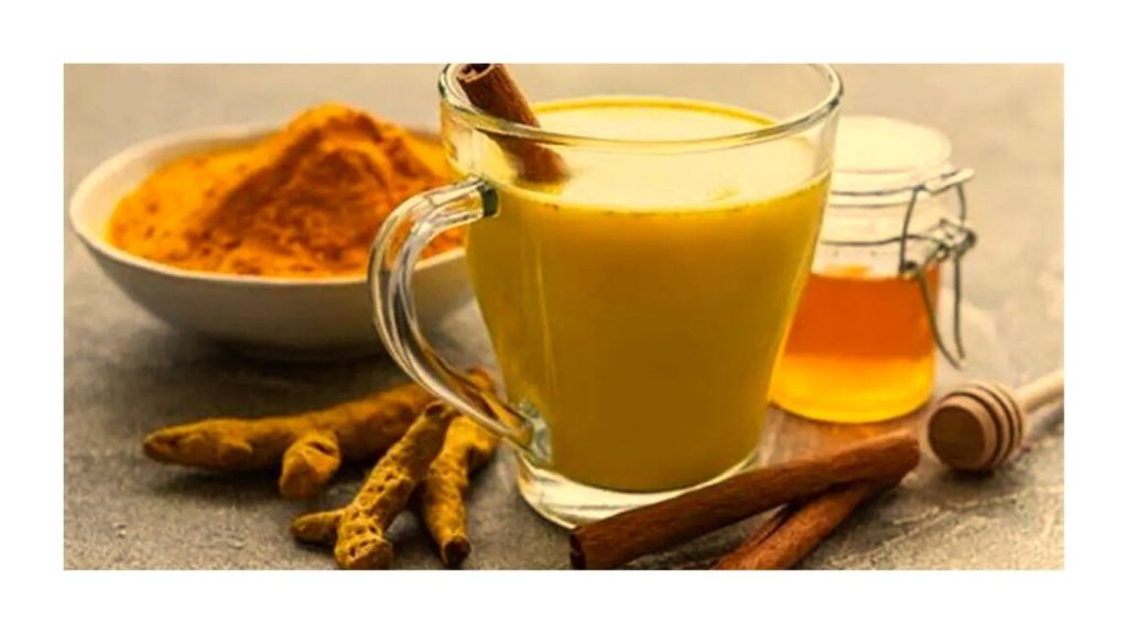রাতে ঘুমানোর আগে হলুদ মেশানো দুধ